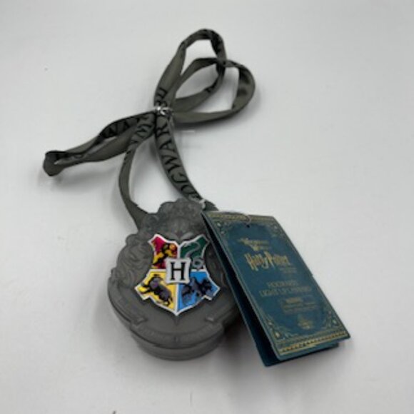 NEW Universal Studios Harry Potter Hogwarts Crest Light Up Lanyard NWT - Picture 1 of 7